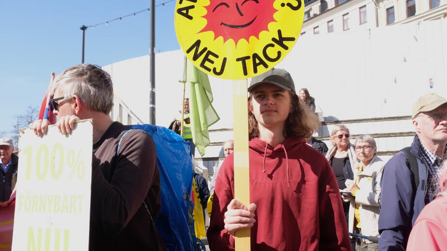 Oscar Murray och Olle Wulff tror inte att Sverige klarar sig helt utan kärnkraft, som är en fossilfri energikälla, men tycker att regeringen satsar för lite pengar på ny sol-, vind- och vattenkraft.
