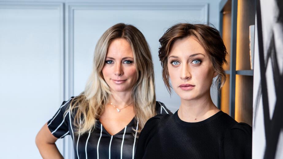 Författaren Carolina Neurath och skådespelaren Julia Ragnarsson som spelar huvudrollen i ”Fartblinda”. 
