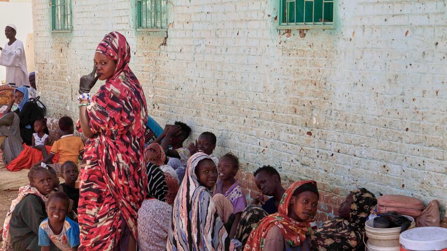 Sudanesiska fördrivna familjer tar skydd i en skola efter att ha evakuerats av den sudanesiska armén. 