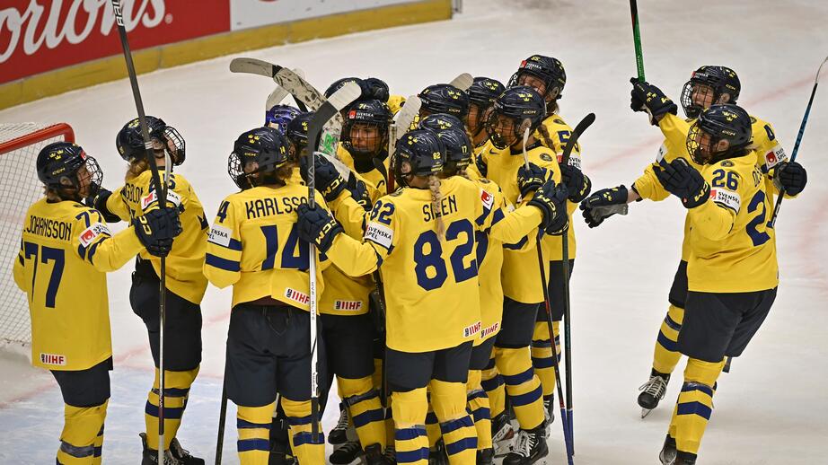 Damkronorna firar vinsten mot Ungern i gruppspelet. 