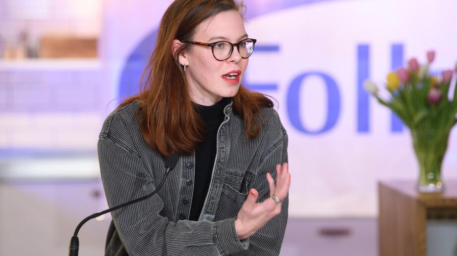 Ava Rudberg, Ung vänster.