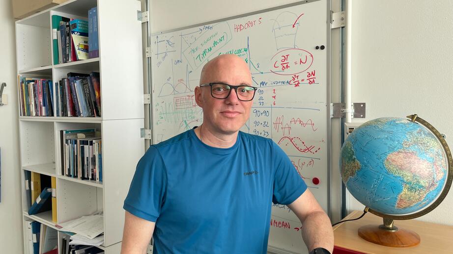 Thorsten Mauritsen är professor i klimatvetenskap vid Stockholms universitet och forskar om strålningsbalans. 