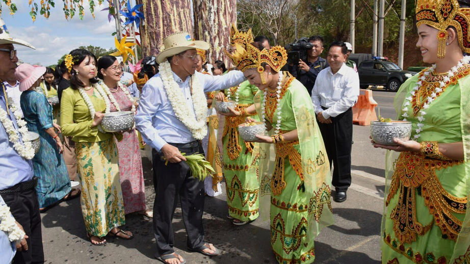 Militärjuntans ledare Min Aung Hlaing under öppningsceremonin av den traditionsenliga vattenfestivalen Thingyan, på bild från i söndags.
