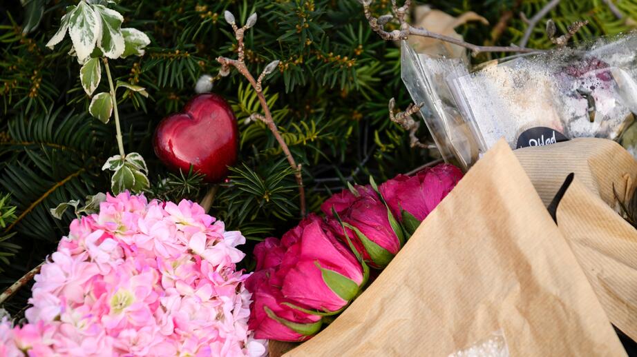 Blommor vid minnesplatsen utanför Risbergska där tio personer mördades och sex skadades den 4 februari.
