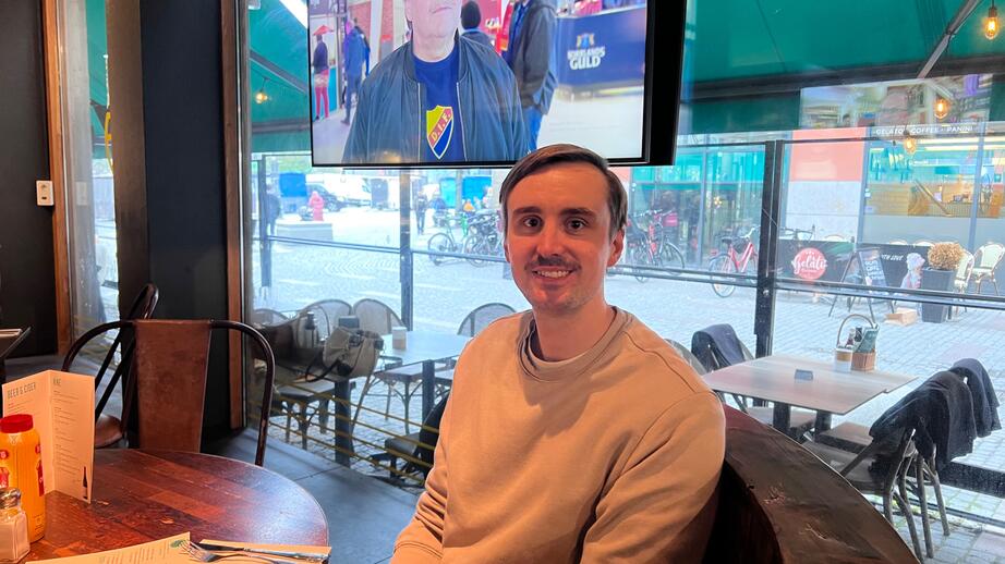 Markus Jalkeby som väntar på att matchen ska börja på TV:n.