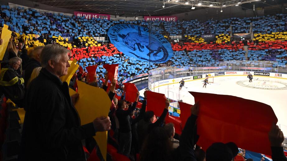 Johanneshov som är fyllt med Djurgårdssupportrar innan match två. 