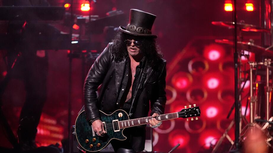 Guns 'n' Roses-gitarristen Slash under sitt uppträdande på Rock and Roll Hall of Fame 2024.