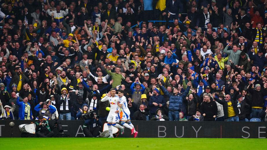 Leeds Joël Piroe (vänster) gjorde fyra mål mot Stoke och leder skytteligan med 19 mål på 44 matcher.