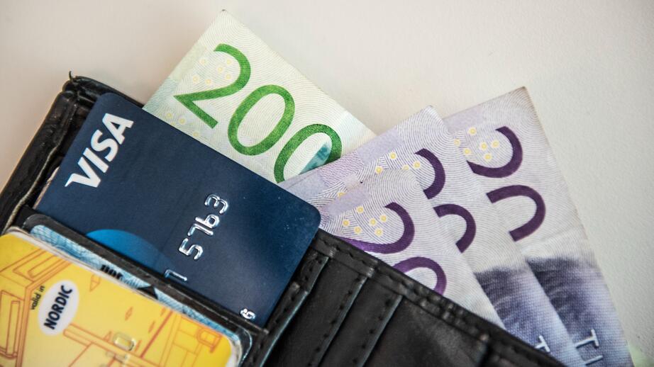 Mindre än hälften av unga vuxna bidrar till hushållsekonomin.