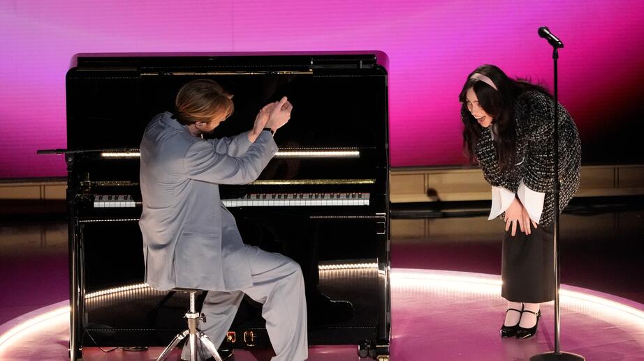 Billie Eilish och hennes bror Finneas O´Connell efter sitt uppträdande på Oscars-galan 2024 med deras låt från ´Barbie´-filmen.