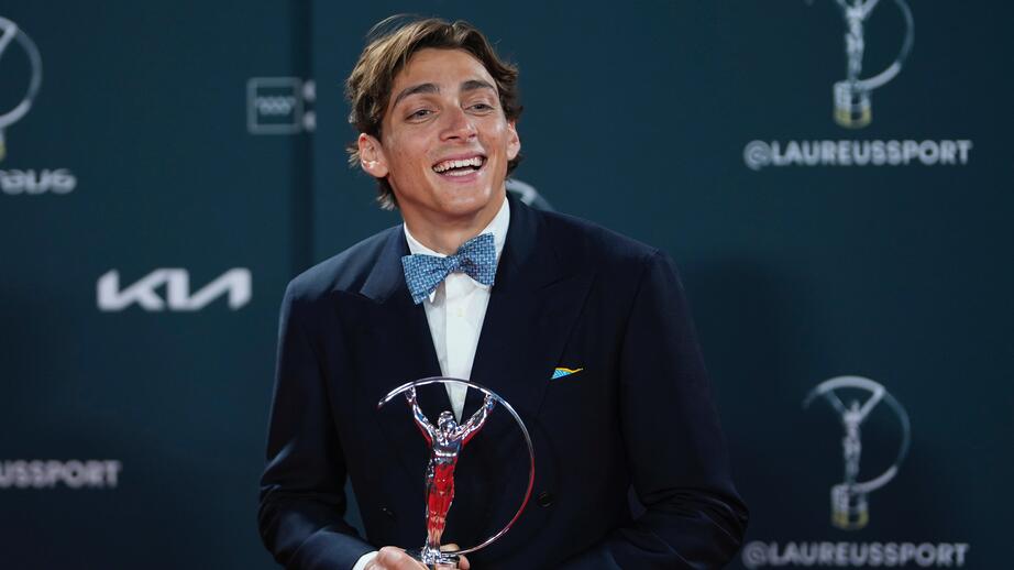 Mondo Duplantis med sin nya trofé.