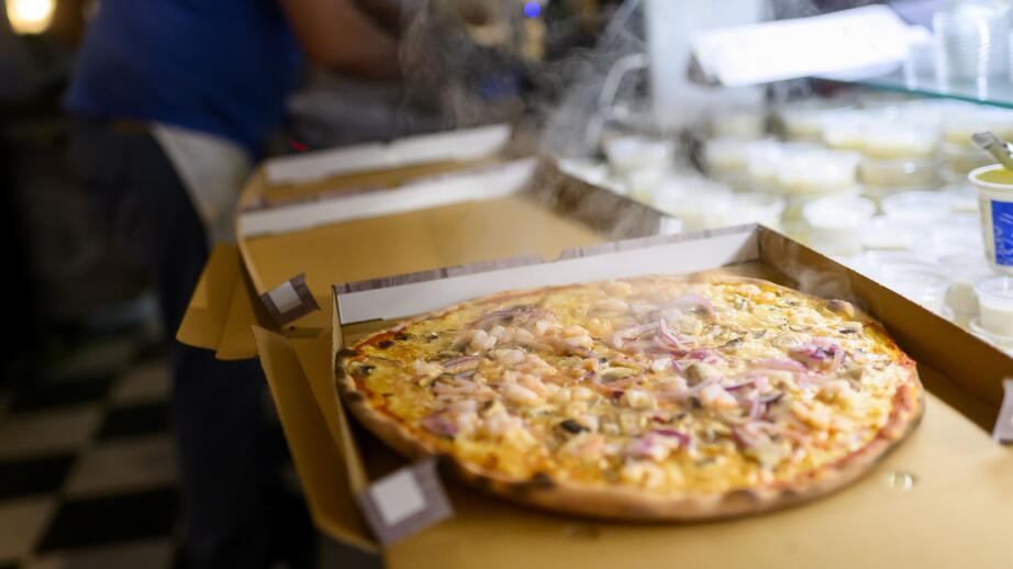 Hämtpizza kan kosta dig dyrt om du väljer att betala på faktura.