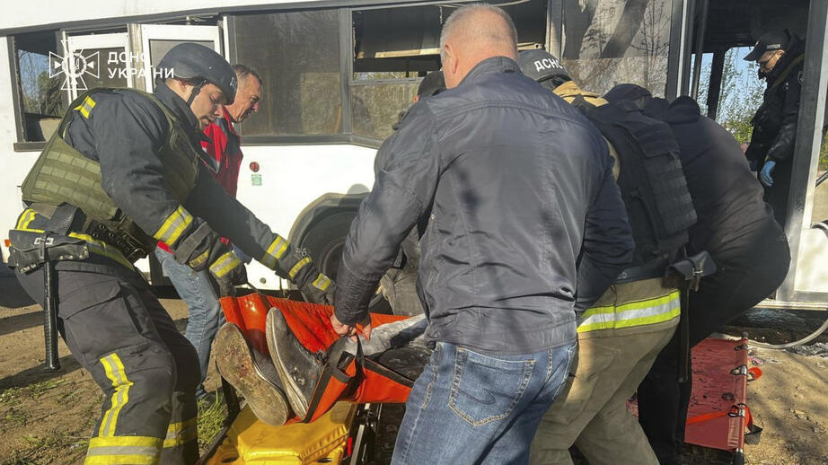 Den ukrainska räddningstjänsten fick bära ut offer från den attackerade bussen i Marahets.