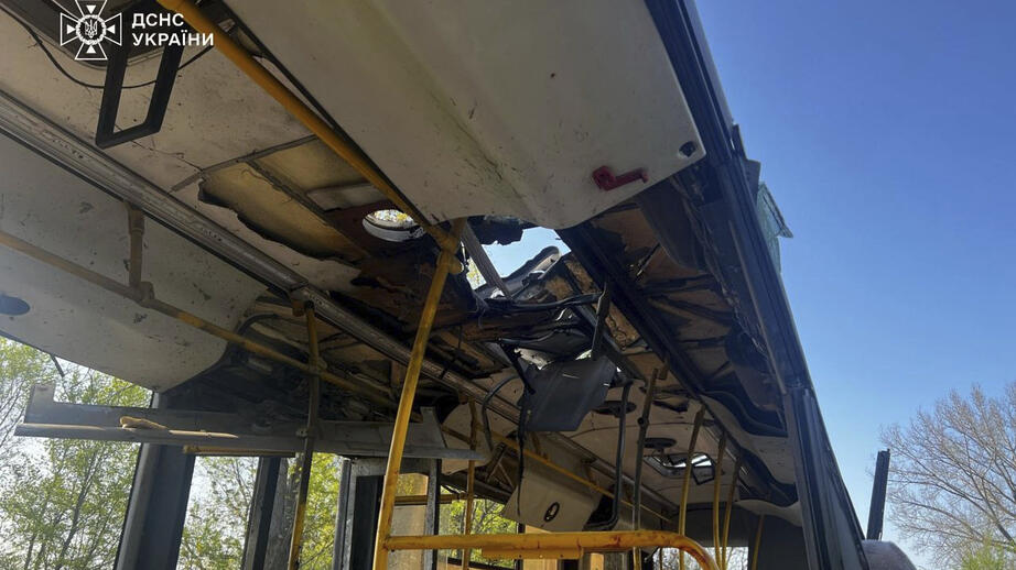 Den ukrainska räddningstjänsten har skickat ut bilder som visar drönarattackens verkan.