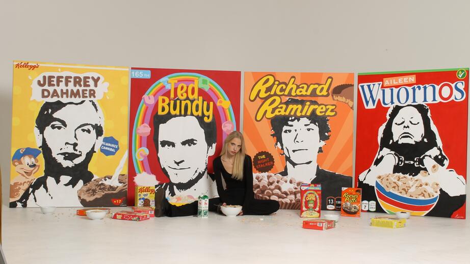 Lojen framför hennes kollektion ”Cereal killer”.