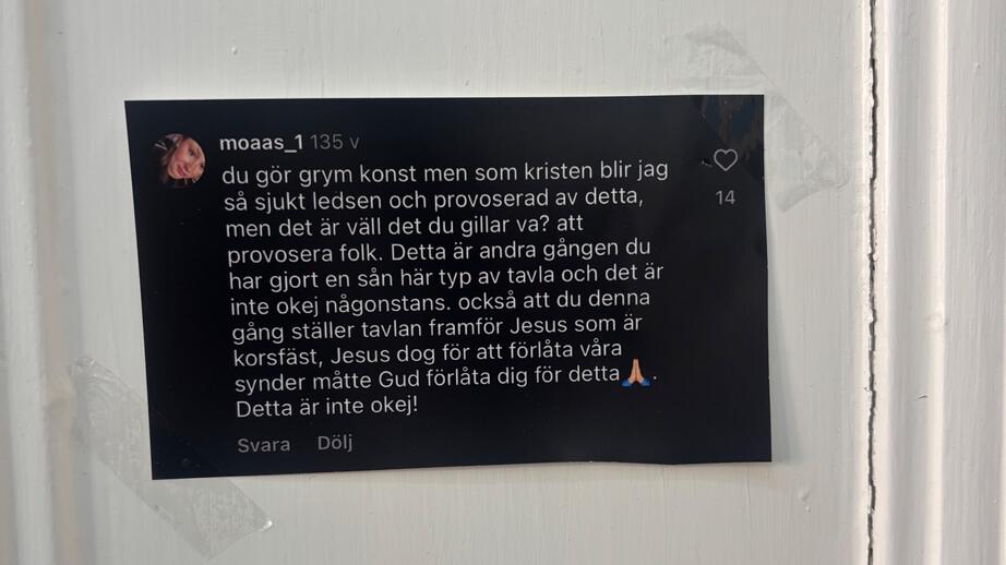 En av kommentarerna som satt upptejpade på Lojens utställning.