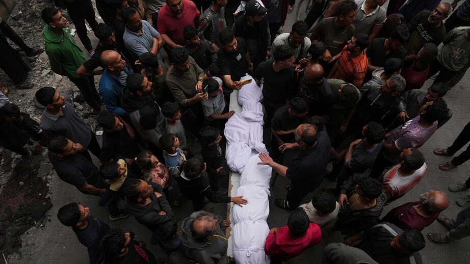 Människor sörjer sina dödade familjemedlemmar från morgonens attack vid skolan Yaffa i Gaza stad, onsdag 23 April.