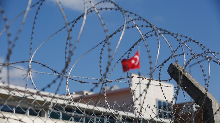 Turkisk flagga vid en rättssal i Silivri utanför Istanbul, där den svenske journalisten Joakim Medin sitter frihetsberövad i högsäkerhetsfängelset Marmara.