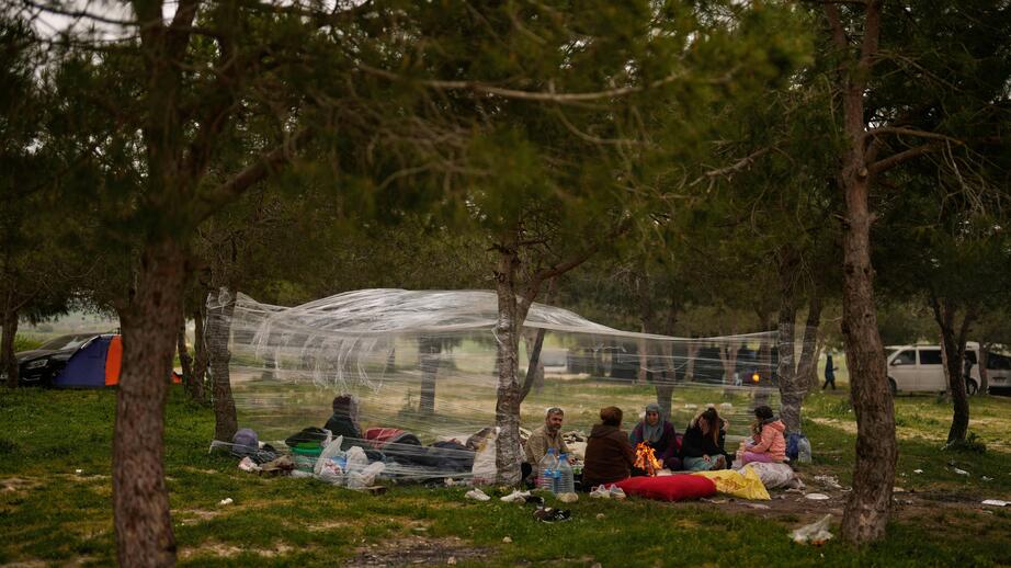 Invånarna i Istanbul sökte skydd på öppna platser som parker och torg. 