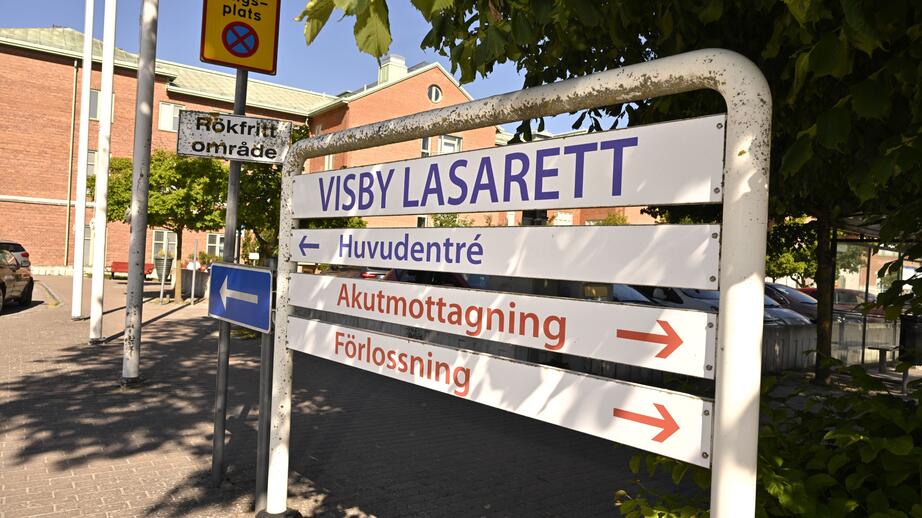 Utanför Visby lasarett där den insjuknande bekräftats. 