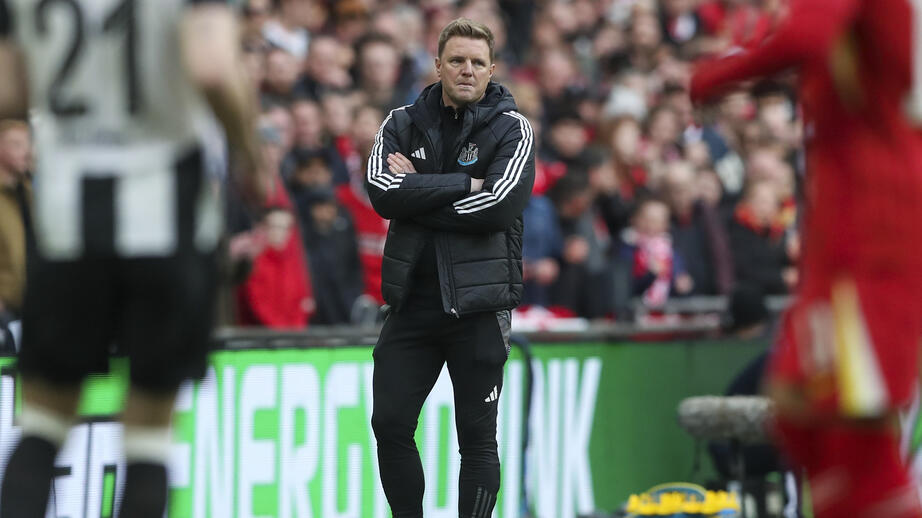 Newcastles tränare Eddie Howe är tillbaka efter att ha legat på sjukhus med lunginflammation