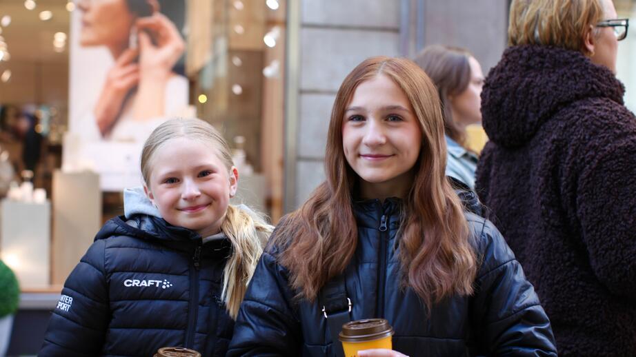 Alice, 10, och Miriam, 11 är på plats vid butiksöppningen. 