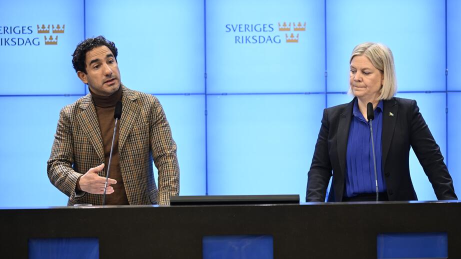 Ardalan Shekarabi (S) och Magdalena Andersson (S) vid pressträffen imorse. 
