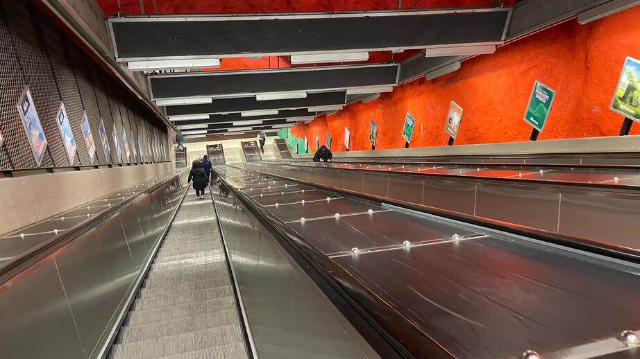 Solna centrums tunnelbanestation ligger på linje 11. 