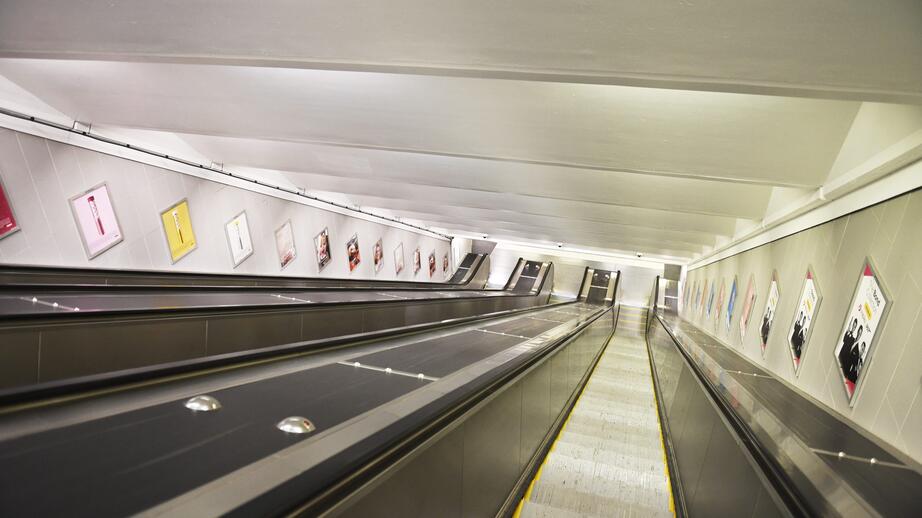 Rulltrapporna i Stockholms tunnelbana är en vanlig plats för annonsörer att ställa ut sin reklam.