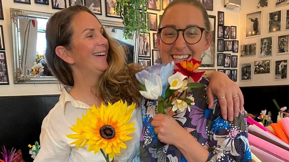 Anna Jansson Libietis och Hedvig Fredholm skapar pappersblommor med deras verksamhet Flowers and friends. Bild från Instagram.