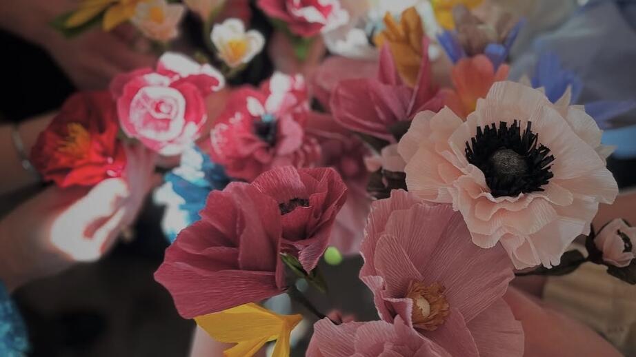 Flowers and friends håller tre workshops för tjejer och kvinnor för att skapa pappersblommor som ska pynta bokfestivalen i maj. Bild från Instagram.