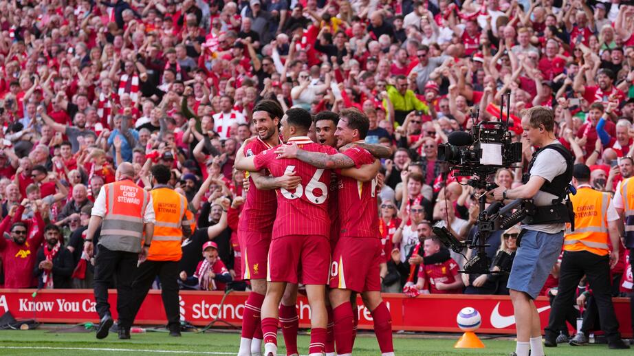 Liverpool firar ett av målen mot Tottenham.