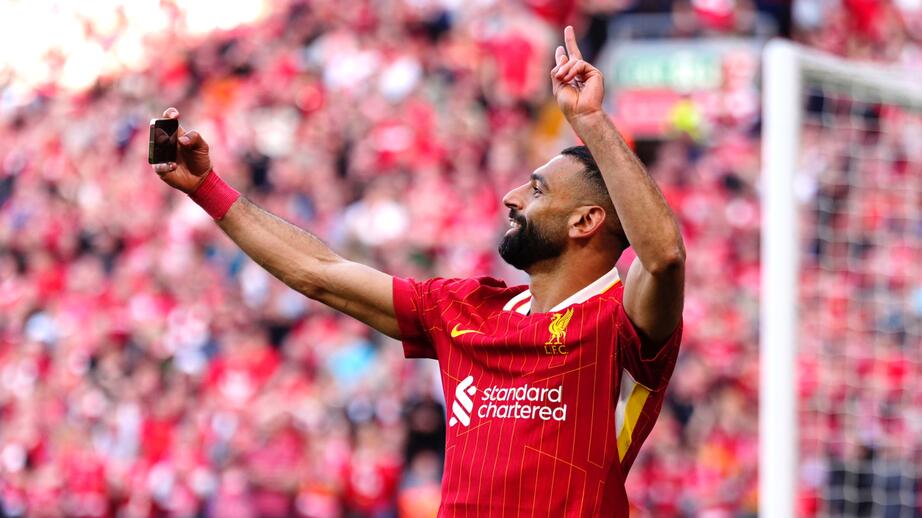 Salah tar en selfie med publiken efter sitt 4-1 mål.
