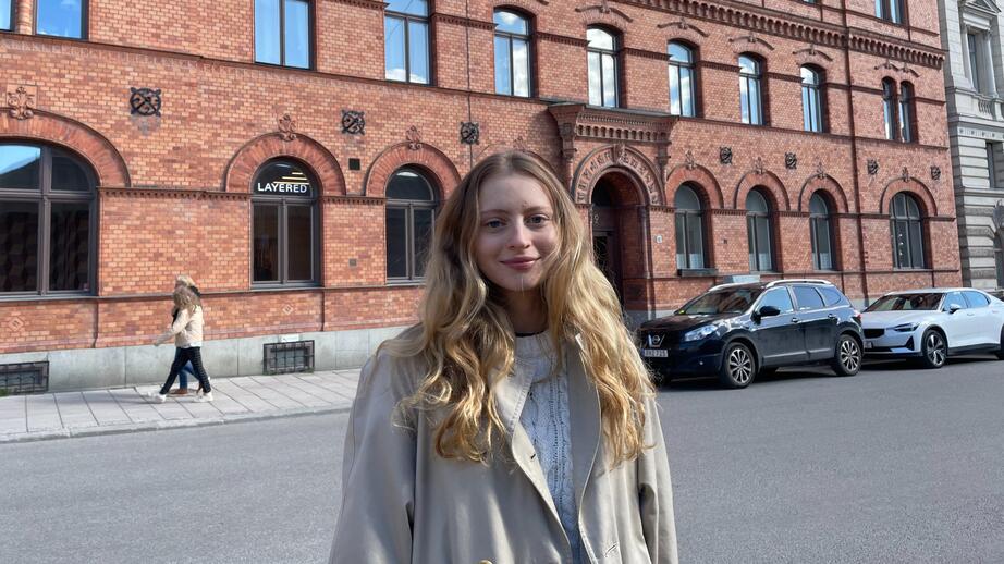 Anna von Fárbry-Eichner utanför lägenheten på artillerigatan.