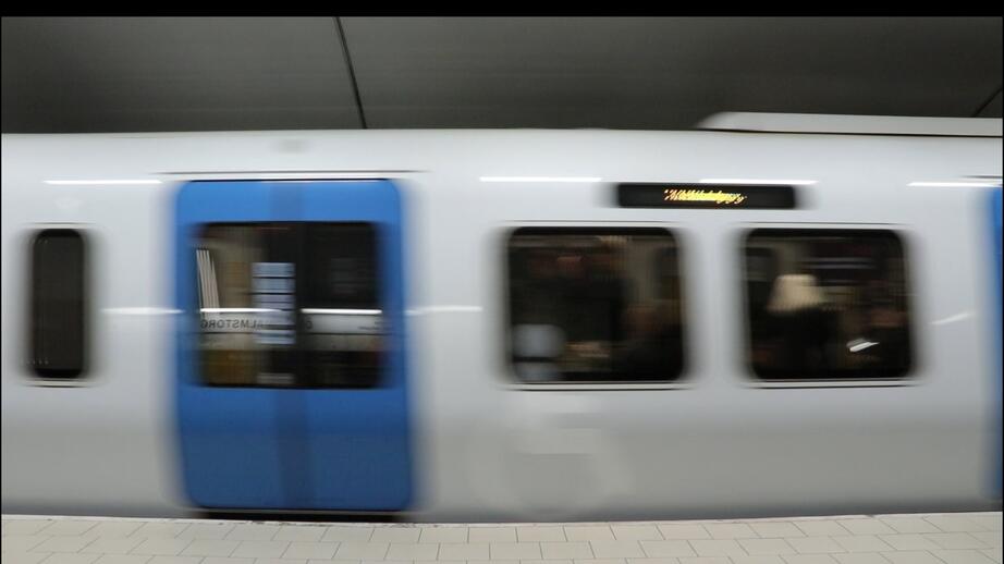 Tunnelbanan mot Norsborg, linje 13, från Östermalmstorg.