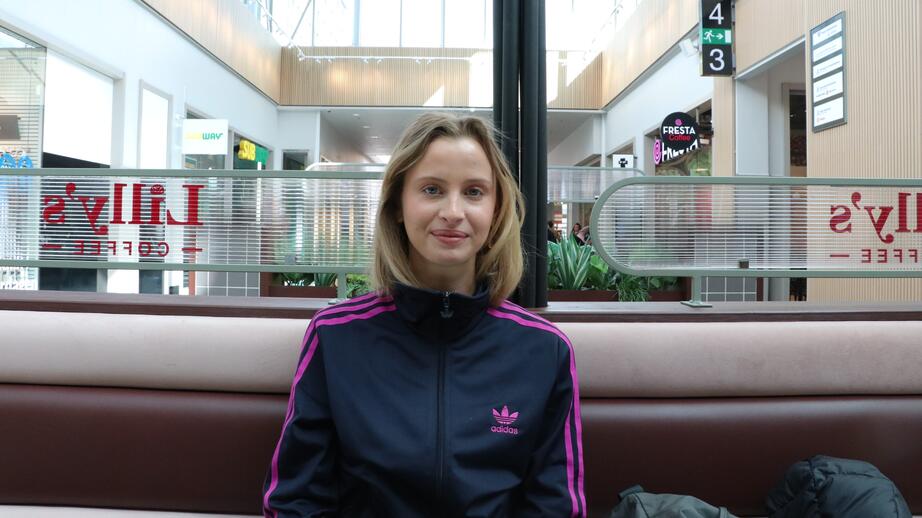 Jennifer Ohrzen på ett cafe i Kista centrum. 
