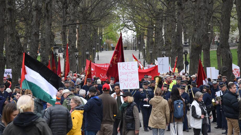 Politik och internationell aktivism möts i myllret i Humlegården.