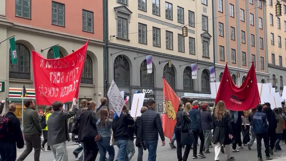 Här sjunger de demonstrerande om att krossa imperialism, med USA och Ryssland som exempel.