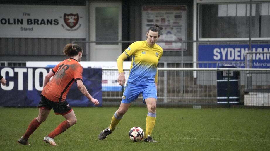 Natalie Washington i Rushmoor Community FC:s blågula matchställ.
