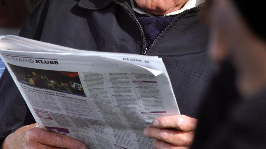 TIDNINGSLÄSNING. Foto: Hasse Holmberg / TT