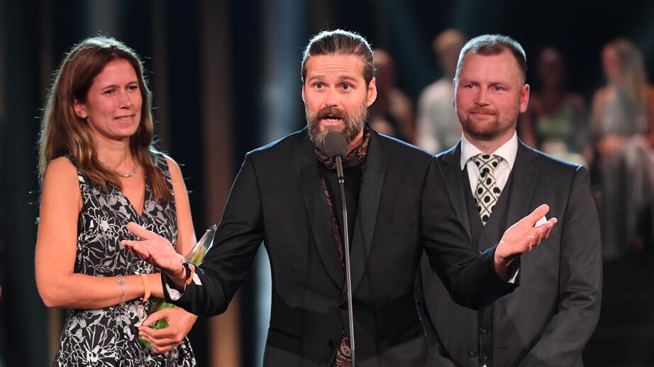Stefan Edlund längst till höger i bild efter han och hans team tog hem ”Årets nyskapande” för Den stora älgvandringen på Kristallengalan 2019.
