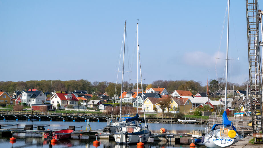 Hälleviks hamn en förmiddag i april.