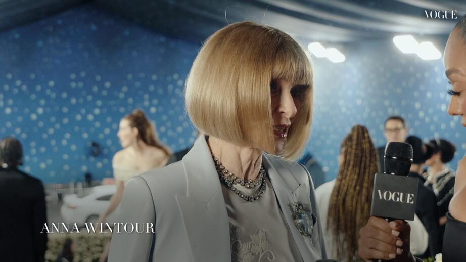 Ana Wintour intervjuas av Lala Anthony som är årets röda-mattan reporter. 