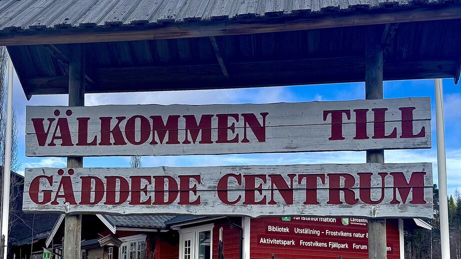 Gäddede är en turistvänlig ort i Frostvikens distrikt, som tillhör Strömsunds kommun. Här bor runt 350 invånare.