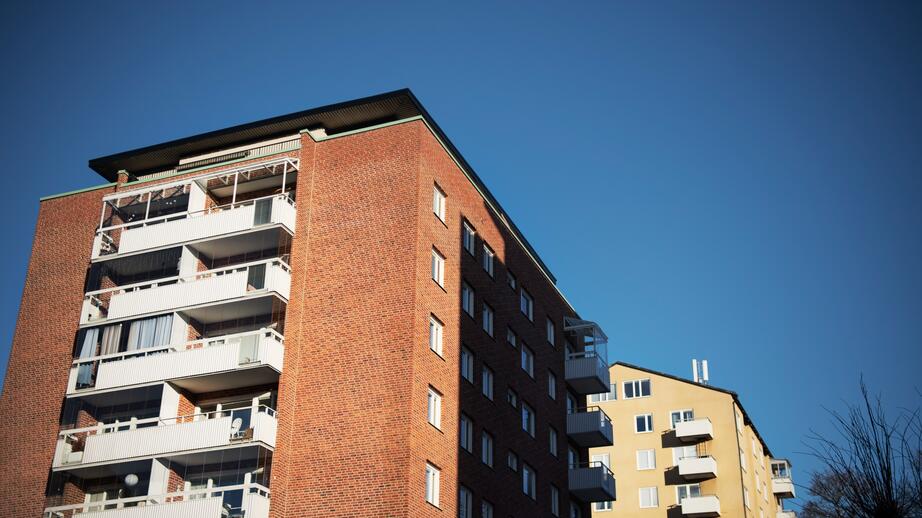 Genomsnittliga kötiden för Stockholm är 9,2 år, dock finns det flera lägenheter med kort kötid. Vissa kan få boende med några dagars kötid, menar Bostadsförmedlingen i Stockholms chef för marknad och kommunikation, Marika Klerby-Nordström.