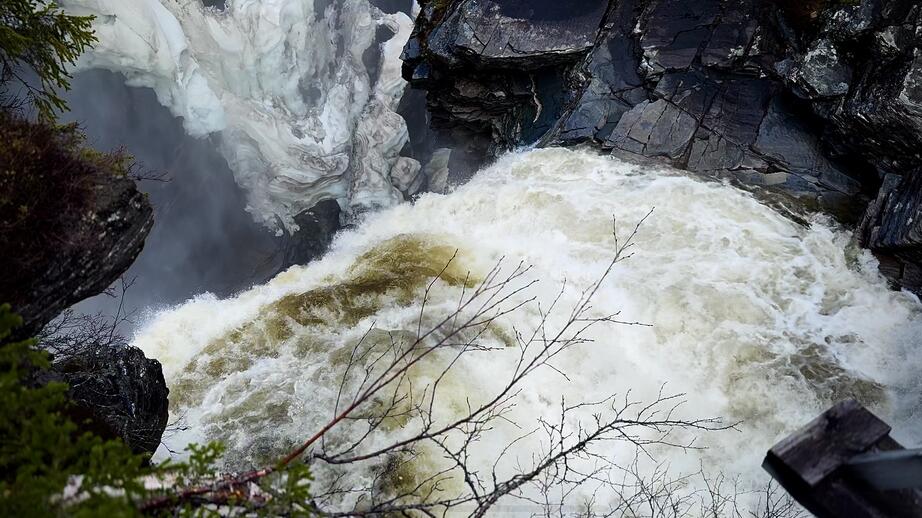 Hällingsåfallet i Gäddede är ett av landets största vattenfall och forsar ut till Sveriges längsta kanjon.