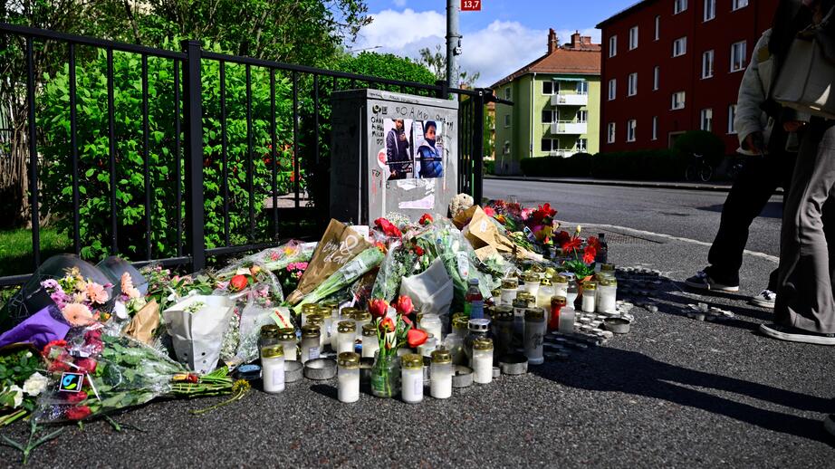 Offren hedras utanför frisörsalongen.