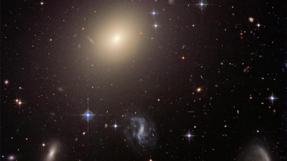 Foto av NASA som visar flera galaxer.