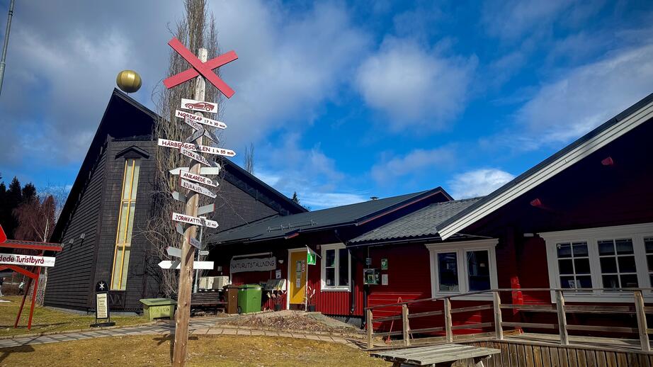 Vägskyltar vid Gäddedes turistbyrå visar riktningen till ortens mest välbesökta platser. Här finns 17 skoterklubbar, 52 fiskeområden och över 30 gårdsmejerier i länet, vilket motsvarar över hälften av alla gårdsmejerier i Sverige.
Källa: Strömsund.se