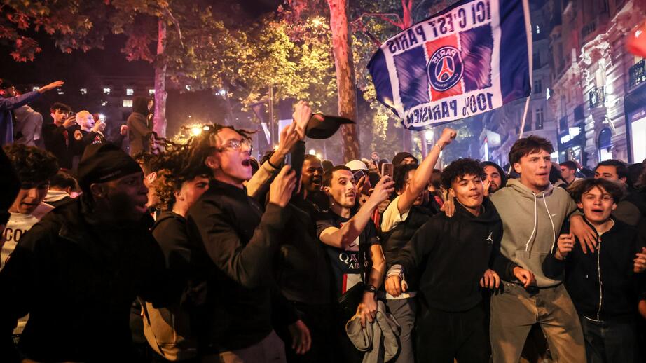 Paris Saint-Germains supportrar firade längs paradgatan Champs-Élysées under onsdagskvällen och natten till torsdag.